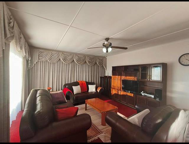 5 BEDROOM HOUSE FOR SALE IN SIDWADWA